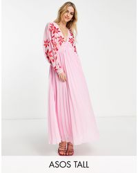 ASOS - Asos design tall - vestito lungo rosa ricamato a pieghe con scollo profondo e maniche ad ali di pipistrello - Lyst