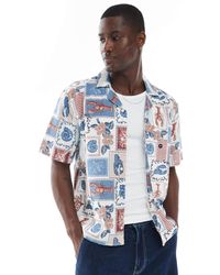 Hollister - – strukturiertes, kurzärmliges hemd mit bunter hummer-collage - Lyst