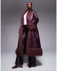 Aria Cove - Abrigo Largo De Tejido Efecto Cuero Con Cinturón Y Ribete De Piel Sintética De Pelo Largo De -Rojo - Lyst