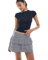 Hollister - Jupe-short en maille volantée à taille mi-haute - et blanc - Lyst