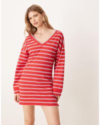 ASOS - Robe t-shirt courte à rayures avec manches longues et col v - rouge - Lyst