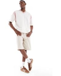 ASOS - T-shirt oversize coupe carrée avec col en v à empiècements contrastants - crème et rose - Lyst