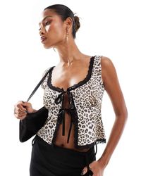 ASOS - Top De Estilo Mesonera Con Estampado De Leopardo, Detalle De Ribete Y Lazada Delantera De - Lyst