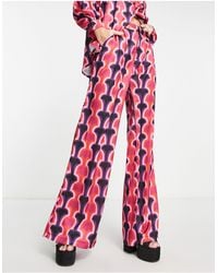 In The Style - Pantaloni a zampa con stampa geometrica - Lyst
