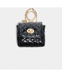 Stradivarius - Gesteppte mini-tasche mit charm - Lyst