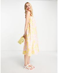 Vero Moda - Vestido midi color pastel con tirantes fruncidos y estampado floral - Lyst