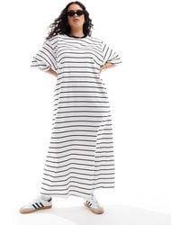 ASOS - Asos design curve - robe t-shirt oversize longueur mollet à rayures - noir et blanc - Lyst
