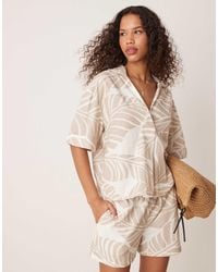 Vila - – kastiges oberteil mit farblich passendem oversize-blattprint und polodetail, kombiteil - Lyst