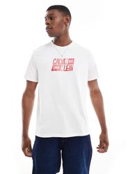 Calvin Klein - Camiseta Blanca Y Roja Con Estampado Gráfico Retro "Nyc" De -Blanco - Lyst