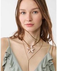 Stradivarius - – kordelkette mit blumenanhänger - Lyst