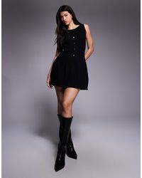 Kaiia - Exclusivité - - robe patineuse courte et sans manches en maille avec boutons à l'avant et encolure dégagée - Lyst