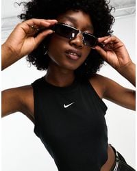 Nike - Crop top senza maniche a coste con fondo arrotondato e logo piccolo - Lyst