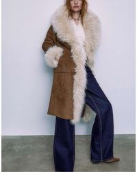 Stradivarius - – langer brauner mantel mit kunstpelz-besatz im used-look - Lyst