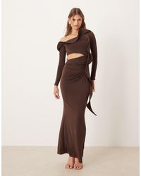 ASOS - Robe mi-longue à volant structuré et manches longues avec découpe - chocolat - Lyst