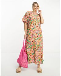 Monki - Vestido midi rosa luminoso con mangas abullonadas y estampado floral - Lyst