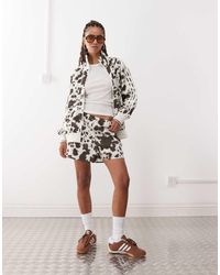 adidas Originals - Pantalones Cortos Con Estampado De Vaca De Satén Sprinter De - Lyst
