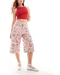 Monki - – lang geschnittene hosenrock-shorts mit rosenmuster - Lyst
