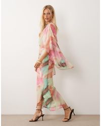 ASOS - – drapiertes midaxi-kleid mit abstrakt fließendem, buntem muster, kimonoärmeln, cape-detail und rückenausschnitt - Lyst