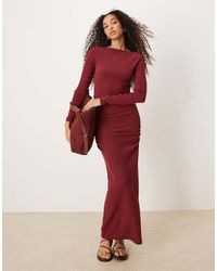 ASOS - Vestido Midi De Manga Larga Con Diseño Fruncido Y Cuello Barco De Tejido Texturizado De -Rojo - Lyst