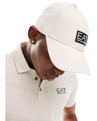 EA7 - Armani - core - cappellino con visiera beige con etichetta del logo - Lyst