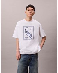 Calvin Klein - Camiseta Blanca Y Azul Con Estampado Gráfico De Sello De - Lyst