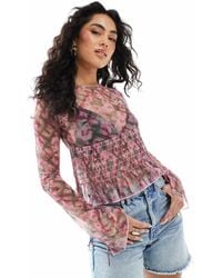 Monki - Gesmokte Top Van Mesh Met Lange Mouwen En Ruitjes En Bloemenprint - Lyst