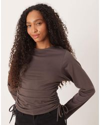 ASOS - T-shirt à manches longues avec fronces nouées sur les côtés - chocolat - Lyst