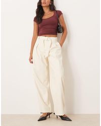 ASOS - Pantalones De Pernera Barrel Con Pinzas Y Cinturón De Cuero Sintético De -Blanco - Lyst