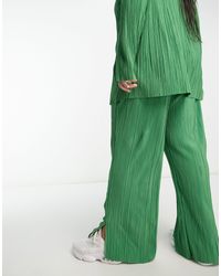 ONLY - Pantaloni a fondo ampio plissé verdi con spacco laterale - Lyst