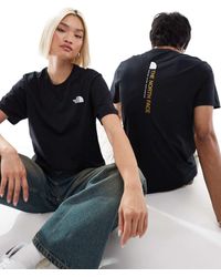 The North Face - Camiseta Negra Con Estampado Trasero Del Logo Vertical De - Lyst