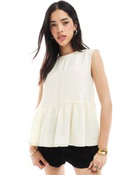ASOS - Top avec ourlet à basque volumineuse et coutures contrastantes - crème - Lyst