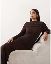 ASOS - Maxi Jurk Van Gladde Stof Met Lange Mouwen En Extreme Cape-Schouder - Lyst