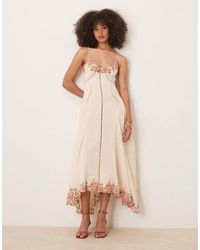 ASOS - Vestito Midi Color Panna Con Spalline Sottili, Ricami A Contrasto E Finiture Smerlate - Lyst