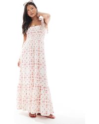 Miss Selfridge - – gestuftes seersucker-maxikleid mit gebundenen trägern und halstuch-print - Lyst