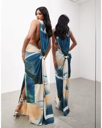 ASOS - Robe longue sans manches à imprimé abstrait avec effet drapé et détail métallisé - bleu - Lyst