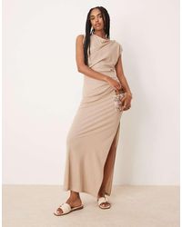 ASOS - Vestido Midi Con Detalle Retorcido En El Hombro Y Diseño Drapeado De Tejido Efecto Lino De -Neutro - Lyst