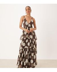 ASOS - Vestido Largo Marrón Escotado Y Escalonado Con Estampado De Lunares Y Espalda Abierta De Asos Design Tall - Lyst