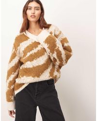 ARRANGE - Maglione Oversize Color Toffee E Crema Con Motivo Intarsiato Tigrato, Fondo Arrotondato E Scollo A V - Lyst