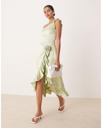 Amy Lynn - Midaxi Jurk Van Satijn Met Blote Schouder, 3D-Roos En Ruches - Lyst