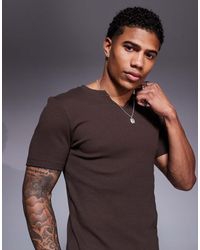 ASOS - Camiseta Marrón Ajustada Con Muesca En El Cuello De Canalé De - Lyst