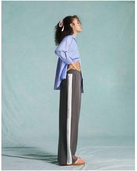 Miss Selfridge - Pantaloni a fondo ampio grigi con striscia laterale - Lyst