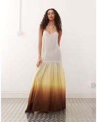 Monki - Robe longue et fluide froissée à volants étagés avec dos échancré à détail noué - marron imprimé dégradé - Lyst