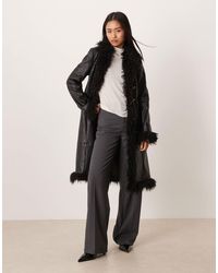 Mango - – lange jacke aus em kunstleder mit kontrastierendem, zotteligem besatz - Lyst