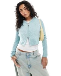 Monki - – gerippte, flauschige strickjacke - Lyst