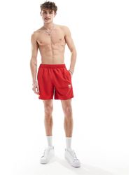 adidas Originals - Pantaloncini da bagno rossi con trifoglio e 3 strisce - Lyst