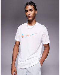 Nike - Camiseta Blanca Con Estampado Gráfico Del Logo Swoosh Efecto Lava Dri-Fit De - Lyst