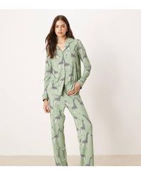 Chelsea Peers - Pijama De Top De Manga Larga Con Cuello De Solapas Y Pantalones Con Estampado De Jirafas Exclusivo De - Lyst