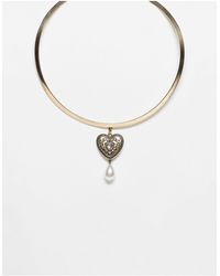 Reclaimed (vintage) - Collana rigida unisex dorata con pendente a cuore con perla - Lyst