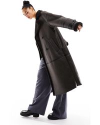 Pull&Bear - Manteau long en similicuir avec détails contrastants en peau - Lyst