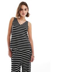 New Look - Gestreepte Top Met V-Hals En Rib - Lyst